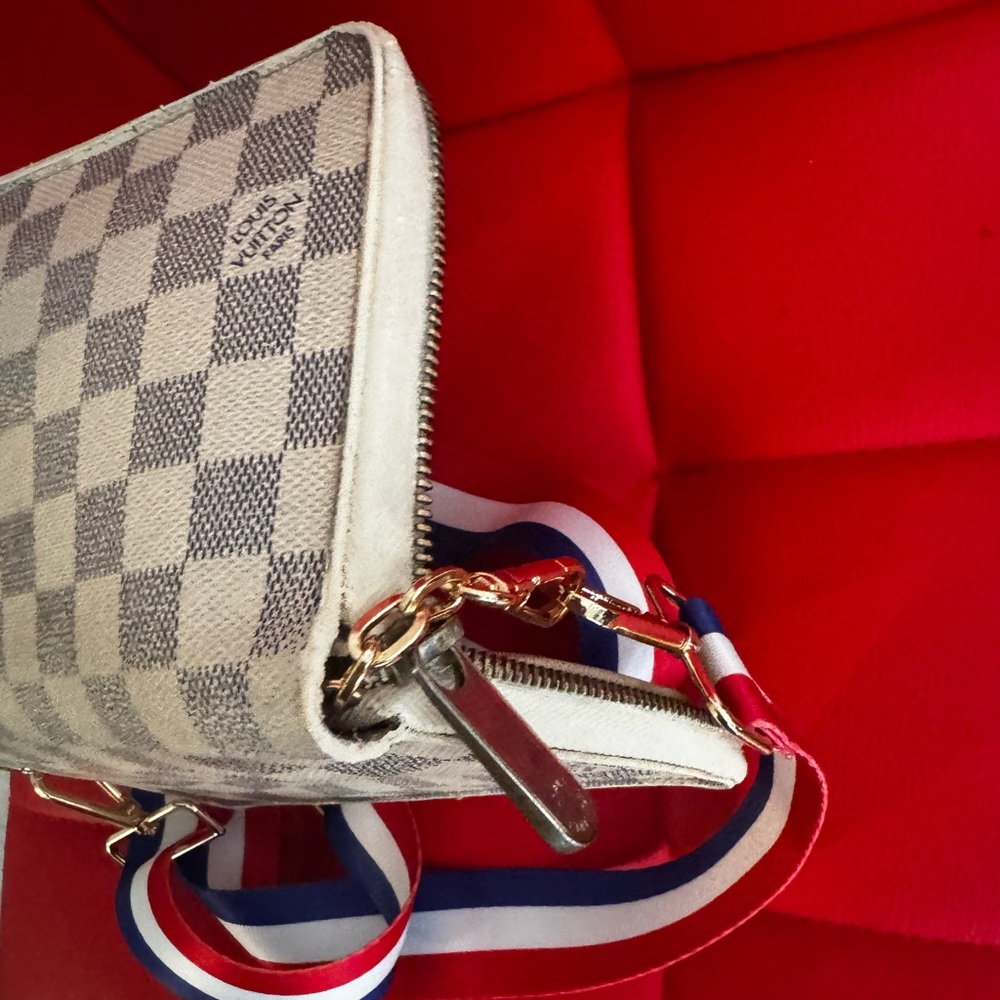 Louis Vuitton
Damier Azur zip large organizer converted
Crossbody pre-loved - Picture 11 of 17